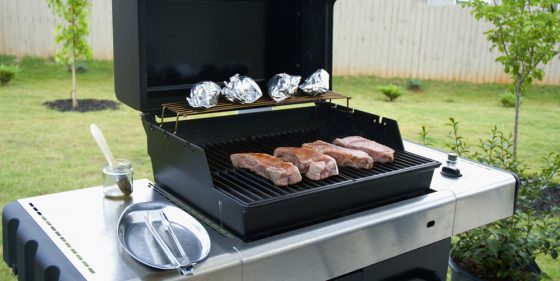 Gas grill with open lid