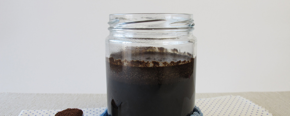 Making of cold-brewed coffee in glass